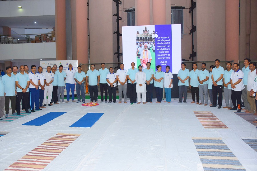 Shri Subhas Chandra Lal Das, Secretary (MSME), along with Dr. Rajneesh (AS & DC), (MSME) Smt. Mercy Epao, CMD, NSIC, Shri Kartikeya Sinha, Director (P&M), Shri Gaurav Gulati, Director (Finance), Shri Vipul Goel, JS (ARI) and Sh. Ateesh Kumar Singh (JS-AFI) celebrated 9th International Day of Yoga- 2023 (Theme: Yoga for Vasudhaiva Kutumbakam) at NSIC Corporate Office, New Delhi  on 21st June, 2023.  In addition, all NSIC field offices across the country celebrated enthusiastically with Mass Yoga Demonstration following Common Yoga Protocol.

