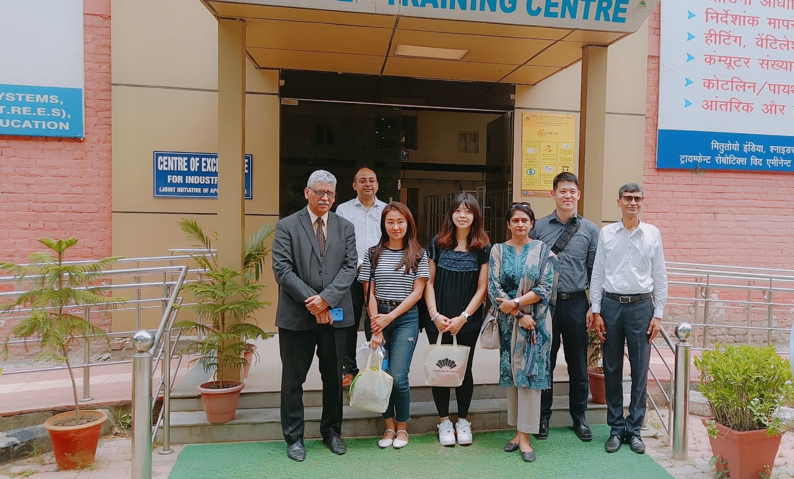 A delegation from Industrial Technology Research Institute (ITRI) and Taipei Economic and Cultural Center (TECC) visited Centre of Excellence and Advanced Training Centre at NSIC’s Technical Service Center, Okhla, New Delhi on 16th June 2023. Mr. Sunil Tyagi, GM-SG (IC) and Mr. O.P. Singh, GM (Head NTSC) apprised the delegation about the activities of NSIC’s Advance Training Centers & its various training programmes and industry oriented courses in the fields like Information Technology, CAD/CAM & CNC, Robotics, Mechatronics, Solar, AR/VR, Multimedia & Animation, Electrical & Electronics for aspiring young entrepreneurs. The delegation observed NSIC’s Advanced Training Centre and appreciated NSIC’s facilities for skill development and creation of self-employment opportunities.